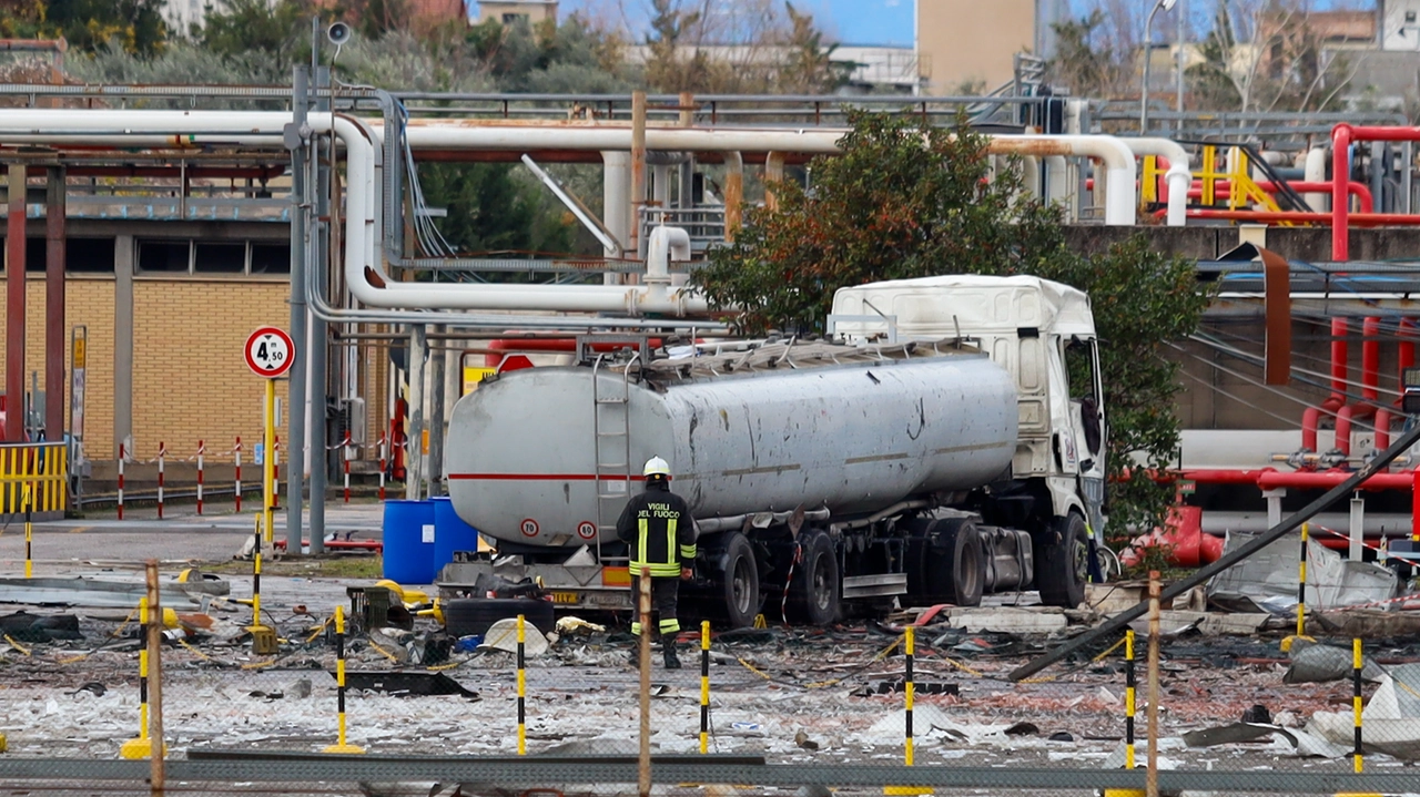 L'esplosione nel deposito Eni di Calenzano (Foto Germogli) L'esplosione nel deposito Eni di Calenzano (Foto Germogli)