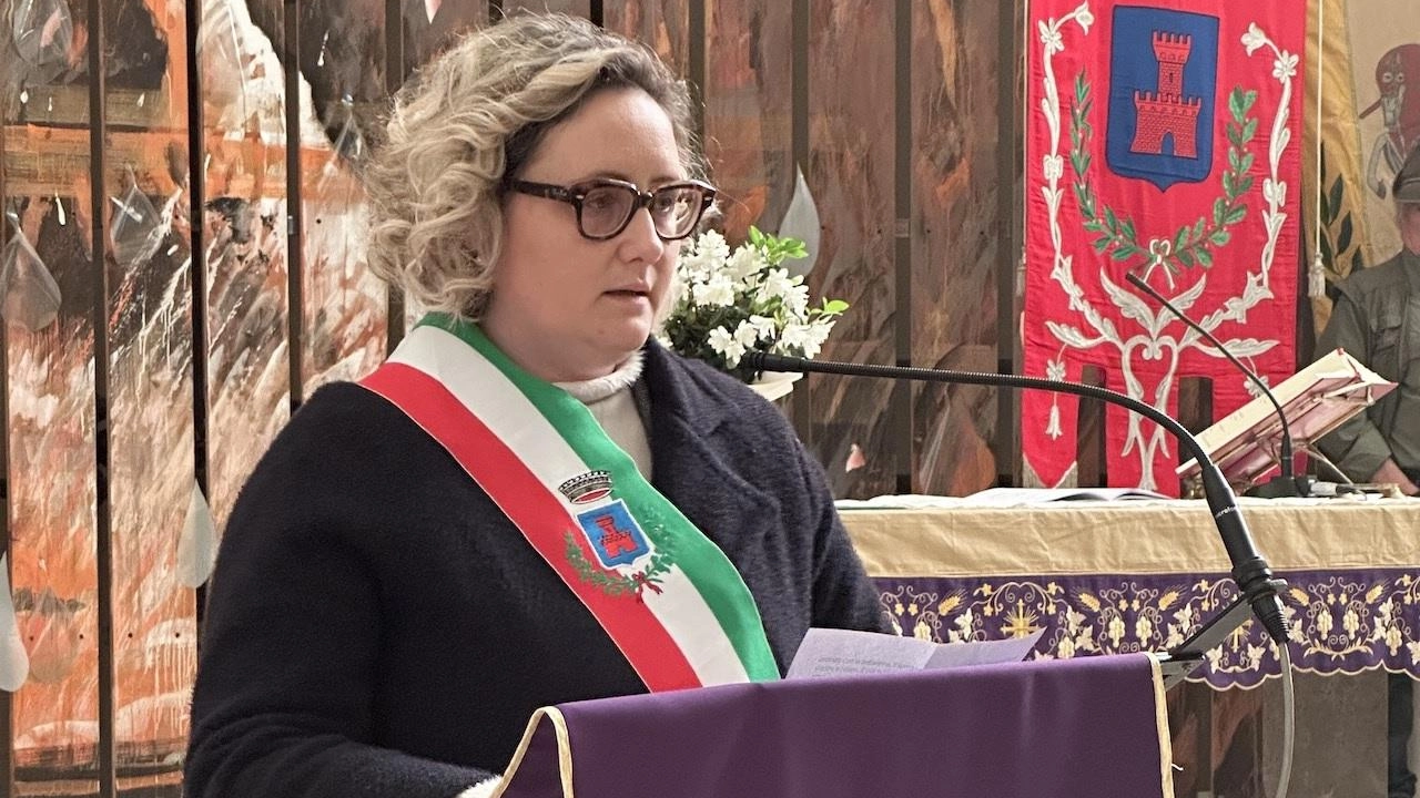 La sindaca Maria Lucarini pronuncia. il suo ricordo durante la messa di esequie per l’ex sindaco Roberto Marchi nella chiesa di San Michele a Sasseta