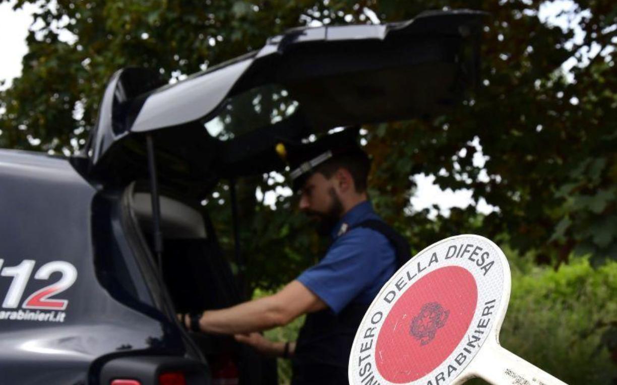 Donna trovata morta su un sentiero con diverse ferite, indagini dei carabinieri