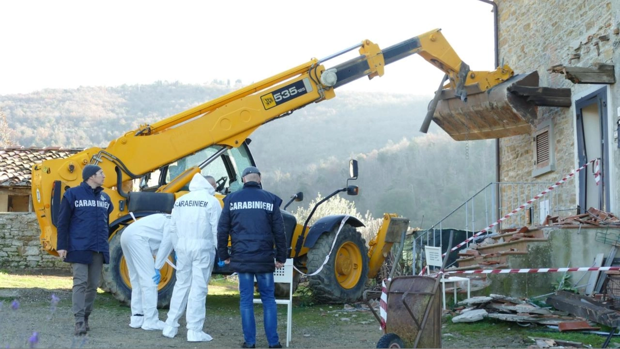 La ruspa davanti a casa di Mugnai La ruspa davanti a casa di Mugnai