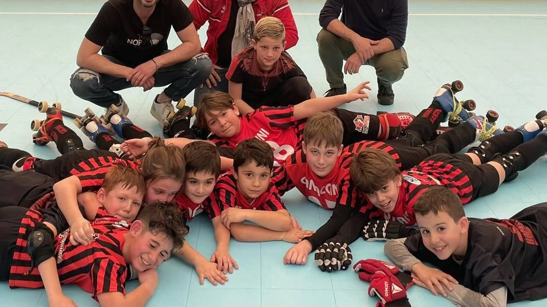 La squadra Under 11 dell’Hockey Sarzana ’in posa’ con il tecnico Illuzzi e i dirigenti,. alla fine della vittoriosa partita di Camaiore