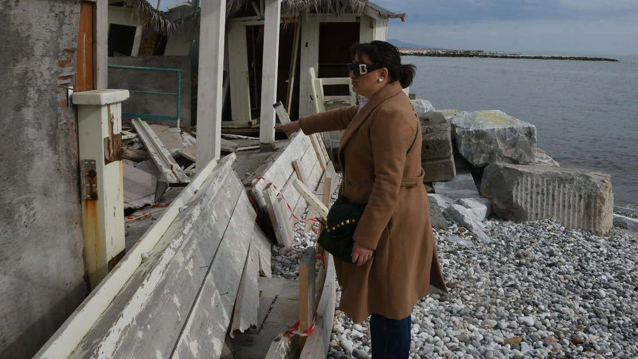 Un’immagine dei danni provocati dall’erosione. a Marina di Massa