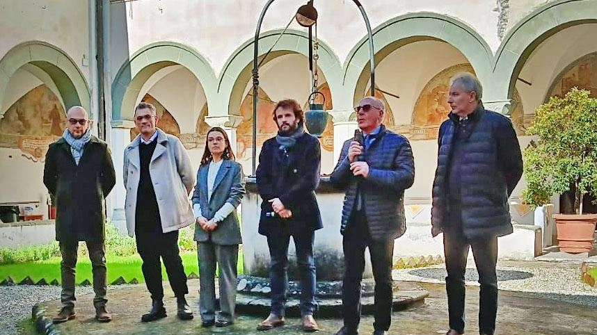 Il sindaco Patrizio Andreuccetti (al centro) nell’ex convento francescano Il sindaco Patrizio Andreuccetti (al centro) nell’ex convento francescano