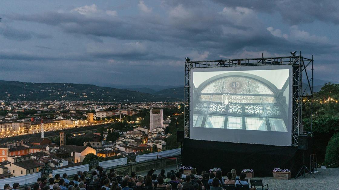 La settima arte non va in ferie. È boom di cinema sotto le stelle