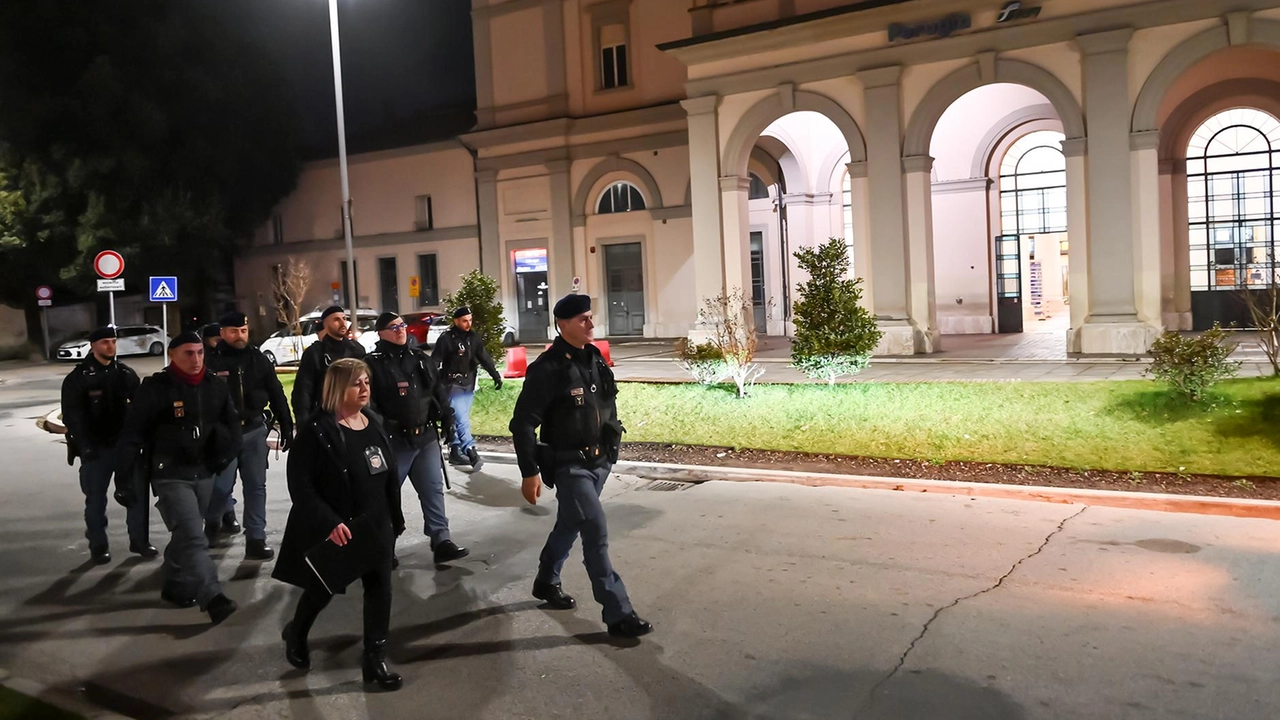 Riunito in Prefettura il Comitato provinciale per l’ordine e la sicurezza. Definite tempistiche e modalità di attuazione dell’area a vigilanza rafforzata. Riunito in Prefettura il Comitato provinciale per l’ordine e la sicurezza. Definite tempistiche e modalità di attuazione dell’area a vigilanza rafforzata.
