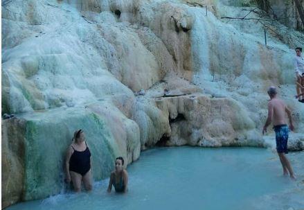 https://www.lanazione.it/image-service/view/acePublic/alias/contentid/ZjFkNDM5MTctNTIxMS00/0/bagni-san-filippo-e-residenza-il-no-del-consigliere-lorenzoni.jpeg