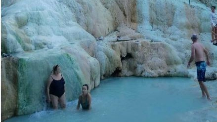 Bagni San Filippo è un piccolo borgo termale in provincia di Siena nel comune di Castiglione d’Orcia Bagni San Filippo è un piccolo borgo termale in provincia di Siena nel comune di Castiglione d’Orcia