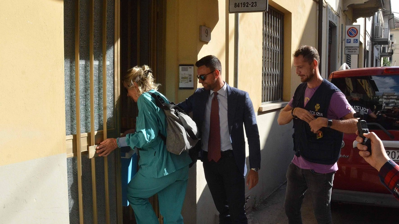Il capo della Mobile Davide Comito insieme ai tecnici Asl nella casa di Saione Il capo della Mobile Davide Comito insieme ai tecnici Asl nella casa di Saione