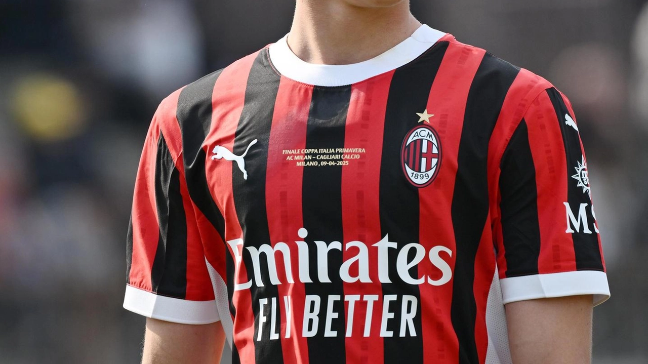 Christian Comotto con la maglia del Milan, Vittorio Chiabotto insieme al direttore sportivo Stefano Melissano e la firma di Matteo Onofri
