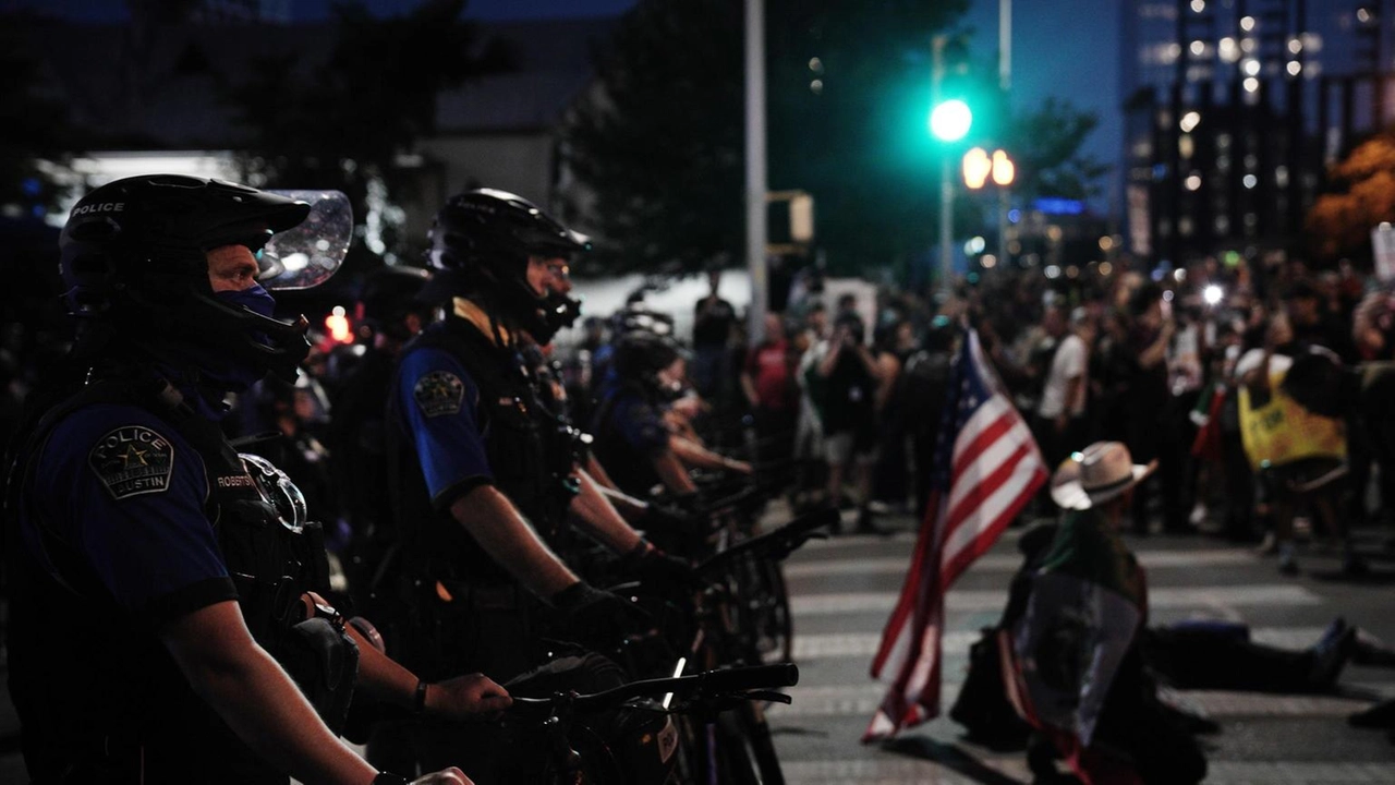 L'uomo ferito durante le proteste 'No King' in Utah è morto. Lo riferisce la polizia. Alle manifestazioni contro le politiche... L'uomo ferito durante le proteste 'No King' in Utah è morto. Lo riferisce la polizia. Alle manifestazioni contro le politiche...