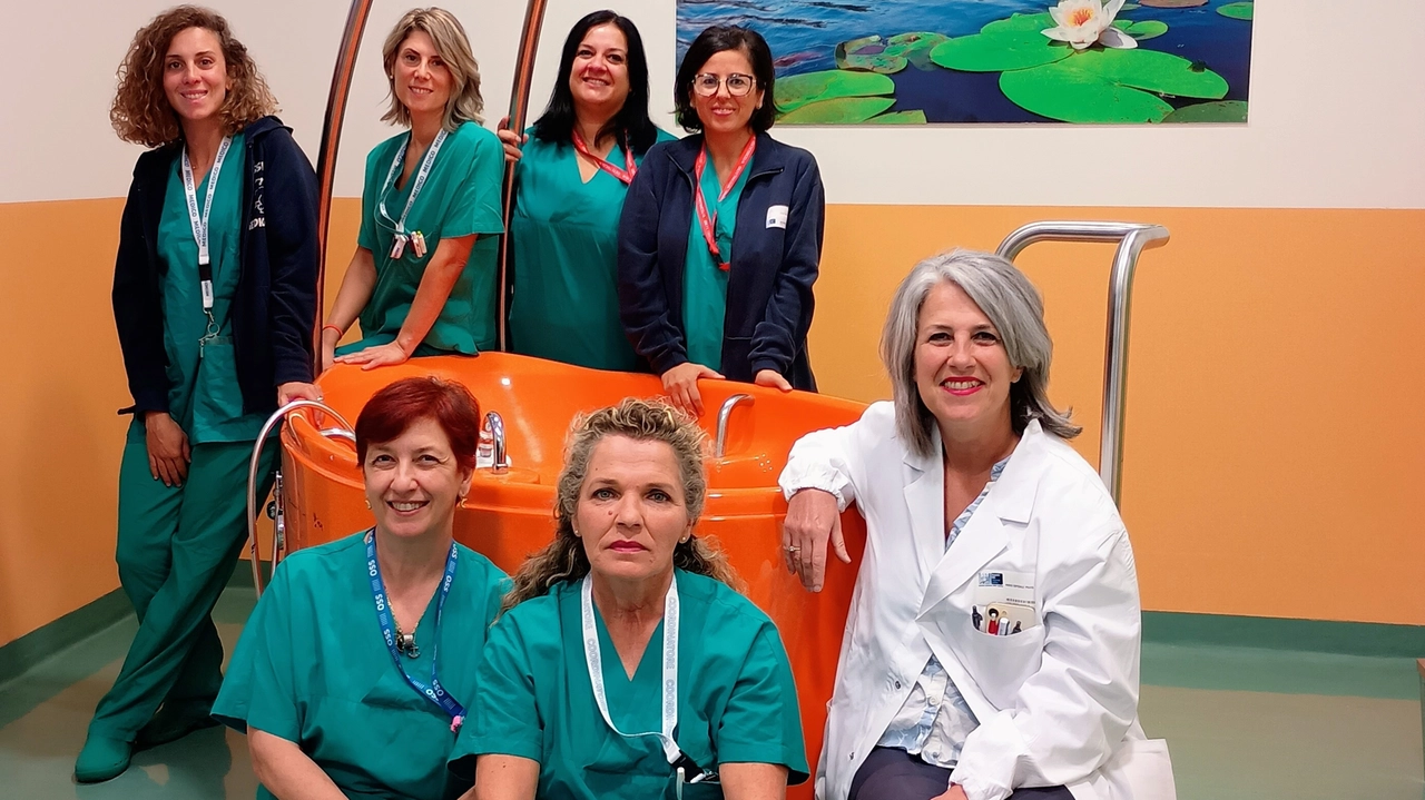 Scatena e Cipriani con il personale ostetrico Scatena e Cipriani con il personale ostetrico