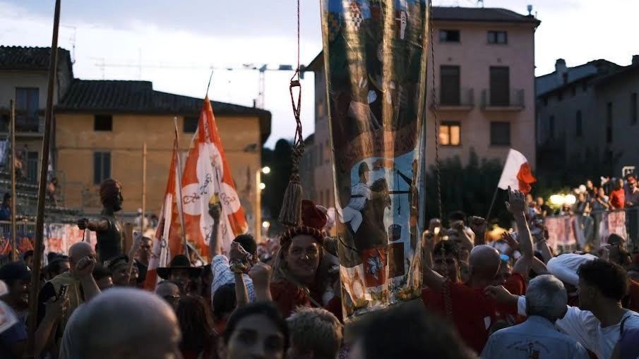 La Giostra del Saracino di Sarteano, corsa il 15 agosto, ha richiamato come di consueto grande partecipazione La Giostra del Saracino di Sarteano, corsa il 15 agosto, ha richiamato come di consueto grande partecipazione