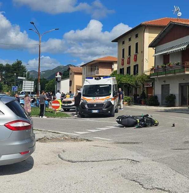 Scontro in moto, grave sedicenne. Scooter contro auto a Padule Scontro in moto, grave sedicenne. Scooter contro auto a Padule