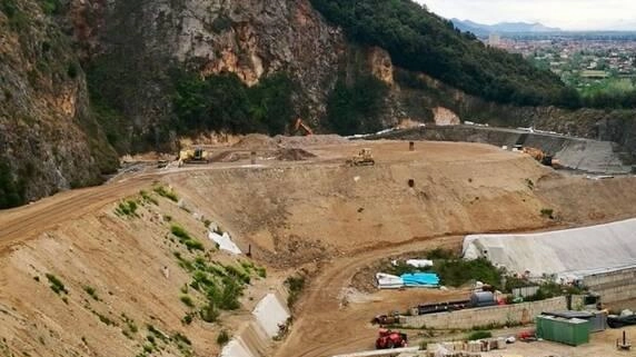 "Fermare l’ampliamento della discarica ex Cava Viti (foto), nei comuni di Montignoso (Massa Carrara) e Pietrasanta (Lucca), e mettere in... "Fermare l’ampliamento della discarica ex Cava Viti (foto), nei comuni di Montignoso (Massa Carrara) e Pietrasanta (Lucca), e mettere in...