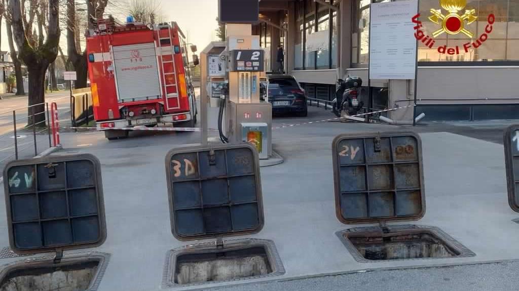 Pietrasanta sversamento da Lanazione.it pietrasanta sversamento di carburante evacuate due famiglie