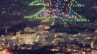 Gubbio si prepara al Natale con il Comitato per l'Albero di Natale più Grande del Mondo, annunciando iniziative come il calendario e l'adozione online delle luci. Gubbio si prepara al Natale con il Comitato per l'Albero di Natale più Grande del Mondo, annunciando iniziative come il calendario e l'adozione online delle luci.