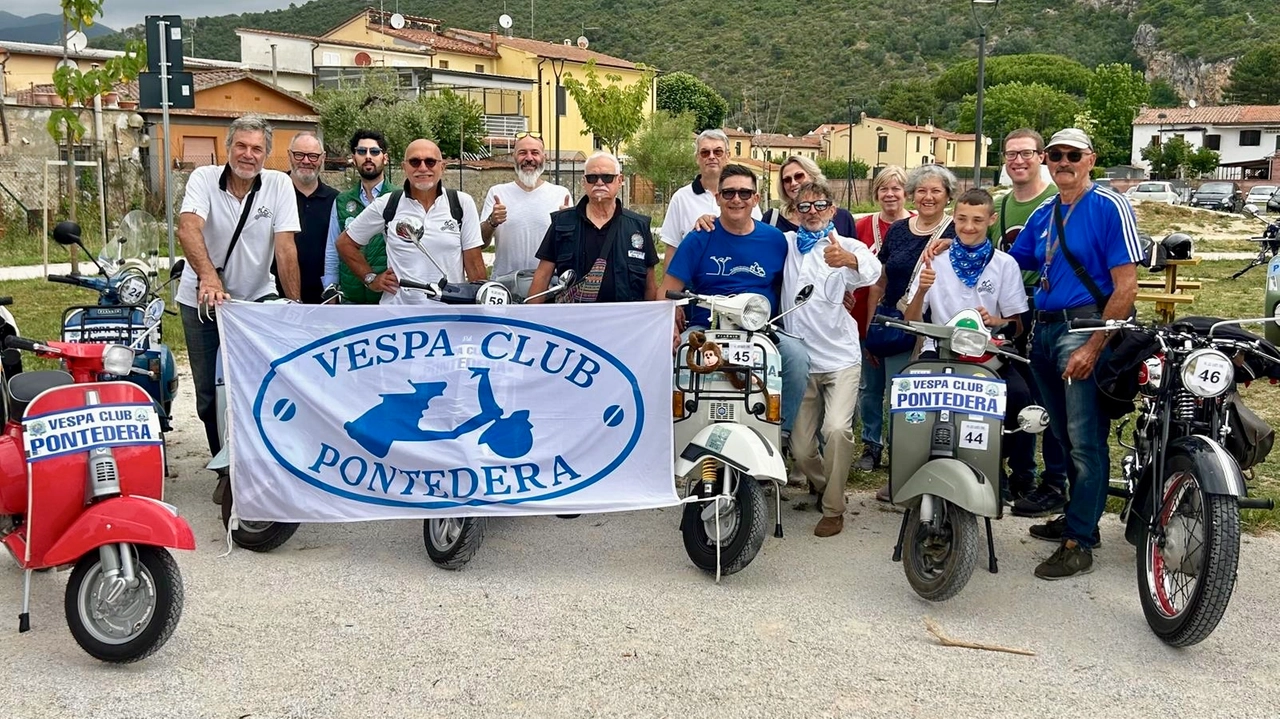 Alessio insieme agli amici del Vespa Club Alessio insieme agli amici del Vespa Club