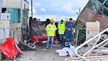 "Ho visto l’auto piombare all’improvviso". Tragedia sull’A12, il racconto del casellante