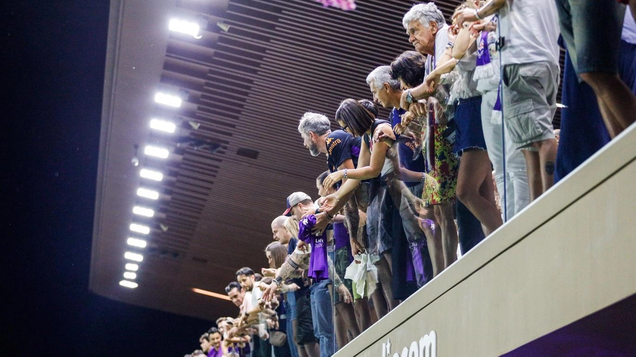 Viola Carpet, che show. Pioli, Moise e la squadra all’abbraccio di Firenze. Rocco: ci vediamo presto