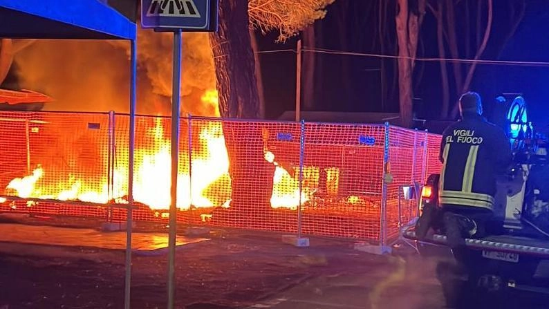 Incendio doloso al cantiere del mercatino della Partaccia: le fiamme domate dai vigili del fuoco. Situazione di precarietà e abbandono denunciata, in attesa della riqualificazione. Incendio doloso al cantiere del mercatino della Partaccia: le fiamme domate dai vigili del fuoco. Situazione di precarietà e abbandono denunciata, in attesa della riqualificazione.