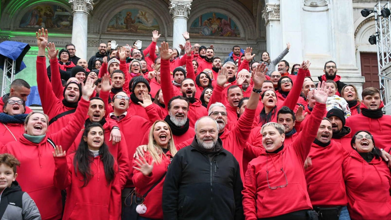 I ragazzi delle diocesi insieme al vescovo monsignor Mario Vaccari (. foto Nizza I ragazzi delle diocesi insieme al vescovo monsignor Mario Vaccari (. foto Nizza