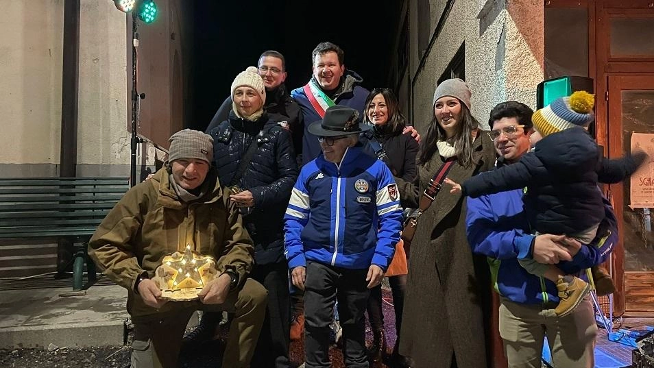 I commercianti premiati insieme al sindaco di Abetone Cutigliano. Gabriele Bacci e al. vicesindaco Viola Mazzolini I commercianti premiati insieme al sindaco di Abetone Cutigliano. Gabriele Bacci e al. vicesindaco Viola Mazzolini