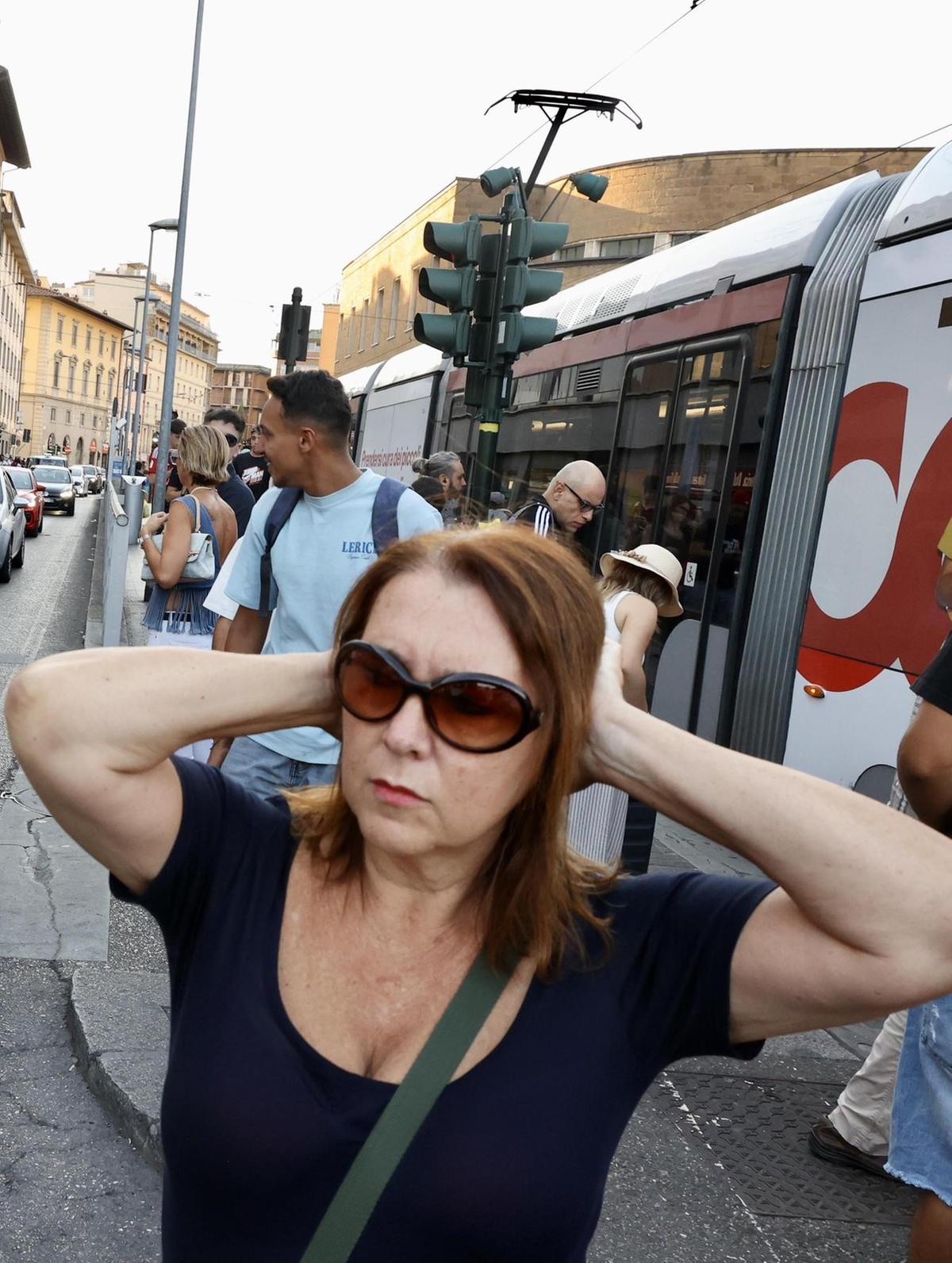https://www.lanazione.it/image-service/view/acePublic/alias/contentid/ZjI0MjZjNTQtNDQ1MC00/0/tram-piano-anti-rumore-servono-4-milioni-per-infissi-nuovi-e-asfalto-speciale.jpeg?f=1.91:1&w=1200