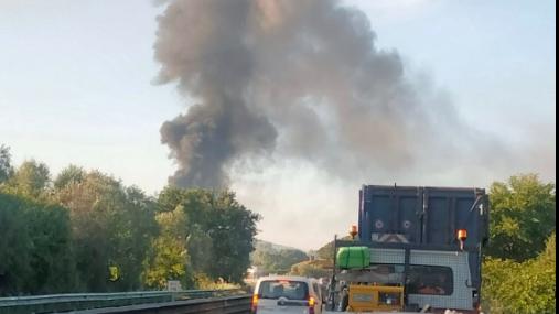 Autobus in fiamme, paura sull’Aurelia. Strada chiusa e passeggeri evacuati Autobus in fiamme, paura sull’Aurelia. Strada chiusa e passeggeri evacuati