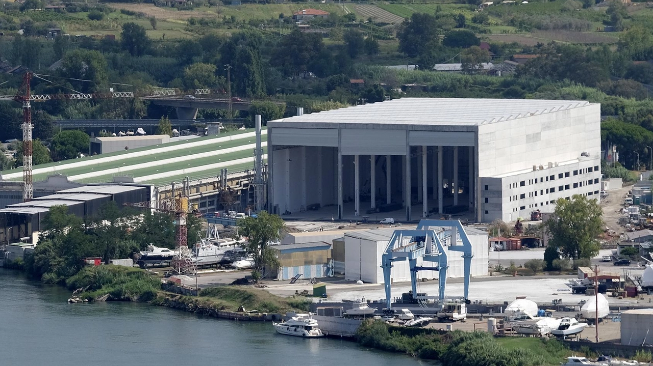 Lo stabilimento Intermarine con il capannone in costruzione (. foto d’archivio