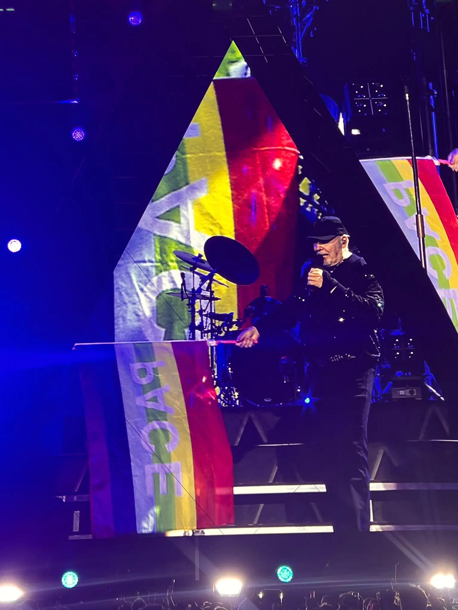 Firenze, cuori e voci per Vasco Rossi. Migliaia in delirio per il secondo concerto al Visarno Arena