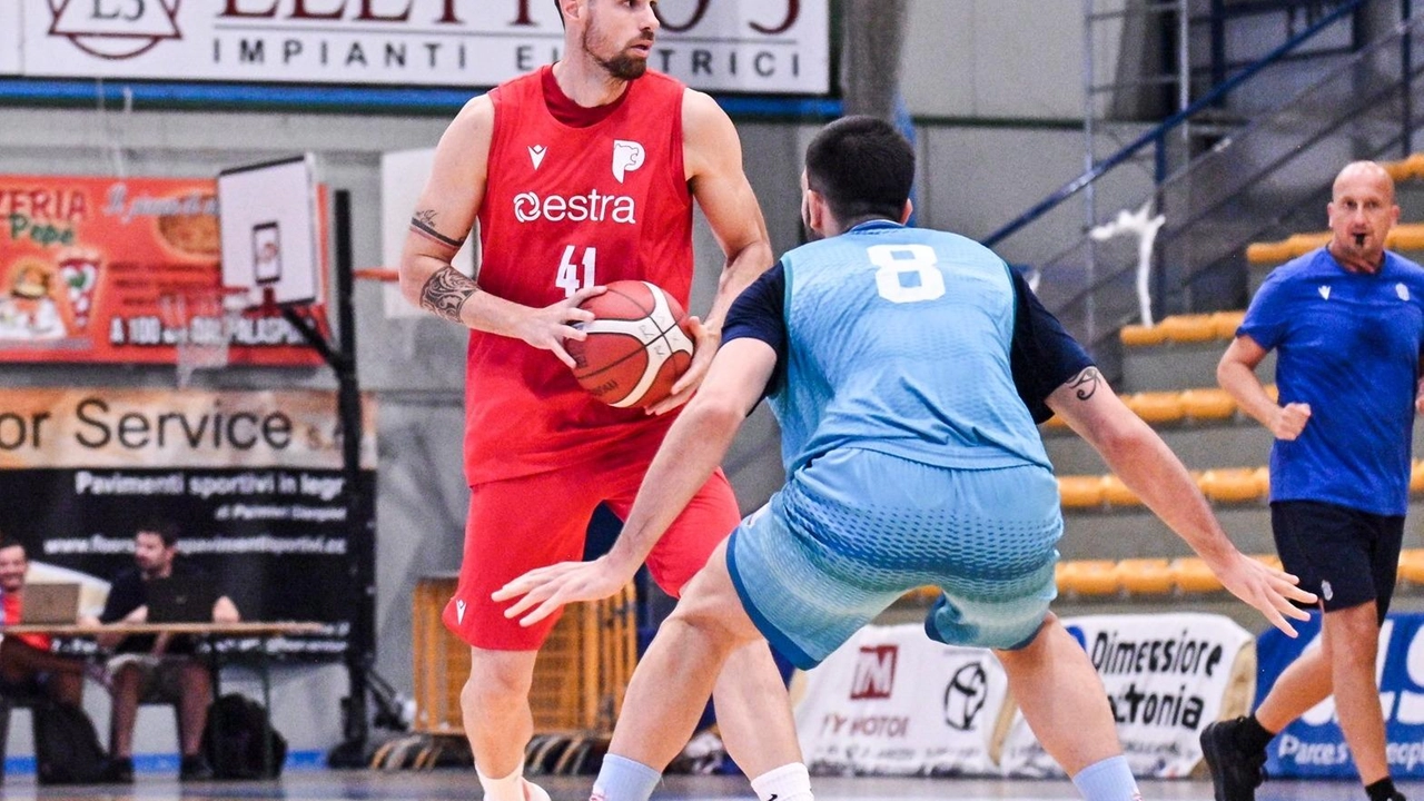 Simone Zanotti è stato il miglior marcatore (20 punti) dell’Estra nel test del PalaEstra di Arezzo contro Rieti (Elisa Maestripieri – Pistoia Basket 2000) Simone Zanotti è stato il miglior marcatore (20 punti) dell’Estra nel test del PalaEstra di Arezzo contro Rieti (Elisa Maestripieri – Pistoia Basket 2000)