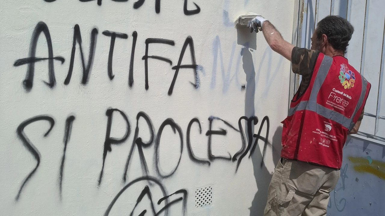 Una fase della ripulitura Una fase della ripulitura
