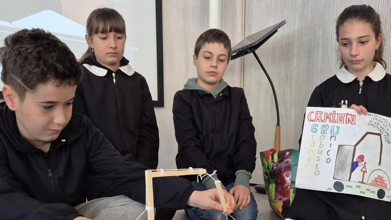 I bambini della scuola primaria ’Frezza’ hanno realizzato il camion gru. A ogni scuola è stato dato un kit e i piccoli hanno progettato e prodotto il giocattolo I bambini della scuola primaria ’Frezza’ hanno realizzato il camion gru. A ogni scuola è stato dato un kit e i piccoli hanno progettato e prodotto il giocattolo