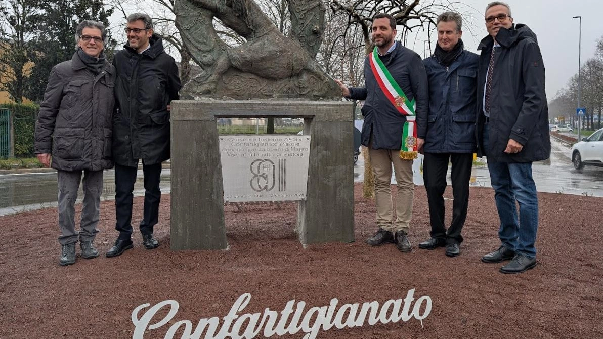 L’opera, in bronzo, rappresenta la "Ruota dell’artigianato". L’allestimento con le piante è stato realizzato dalla Romiti Vivai . L’opera, in bronzo, rappresenta la "Ruota dell’artigianato". L’allestimento con le piante è stato realizzato dalla Romiti Vivai .