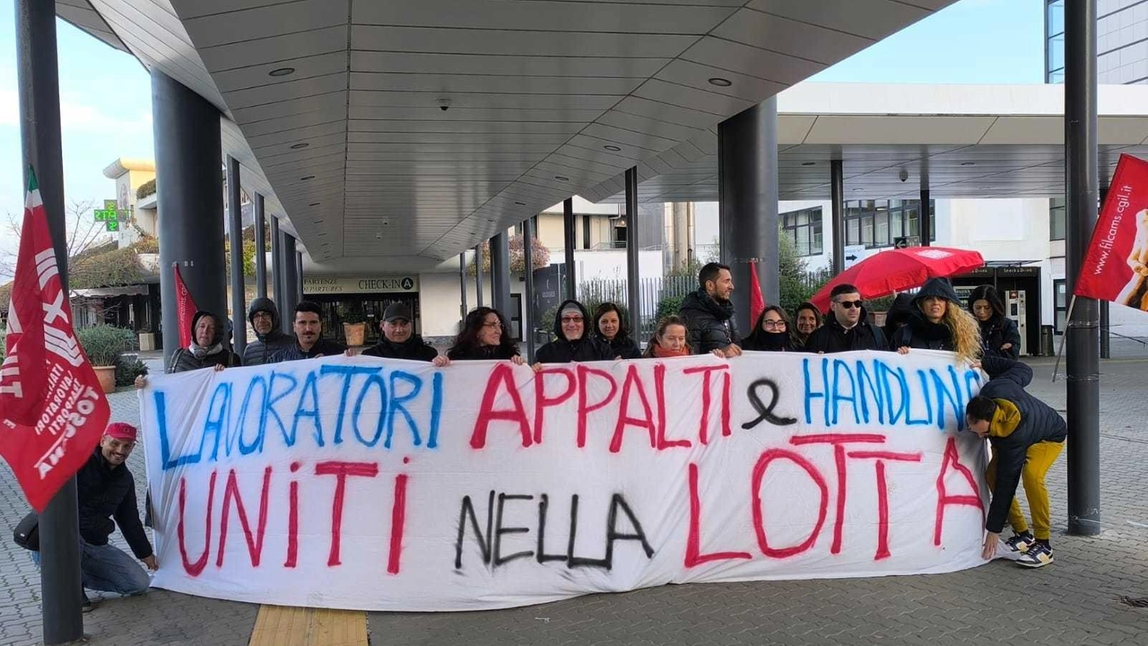La mobilitazione indetta da Filcams Cgil dalle 13 alle 17: "Da maggio chiediamo un incontro con Toscana Aeroporti, ma non abbiamo risposte" . La mobilitazione indetta da Filcams Cgil dalle 13 alle 17: "Da maggio chiediamo un incontro con Toscana Aeroporti, ma non abbiamo risposte" .