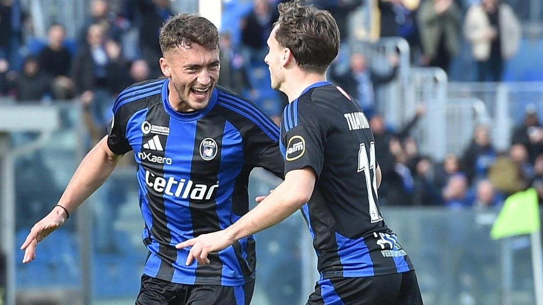 Simone Canestreli, 24 anni, festeggia con Matteo Tramoni (25 anni) il gol all’Arena (foto Masotti per Valtriani) Simone Canestreli, 24 anni, festeggia con Matteo Tramoni (25 anni) il gol all’Arena (foto Masotti per Valtriani)