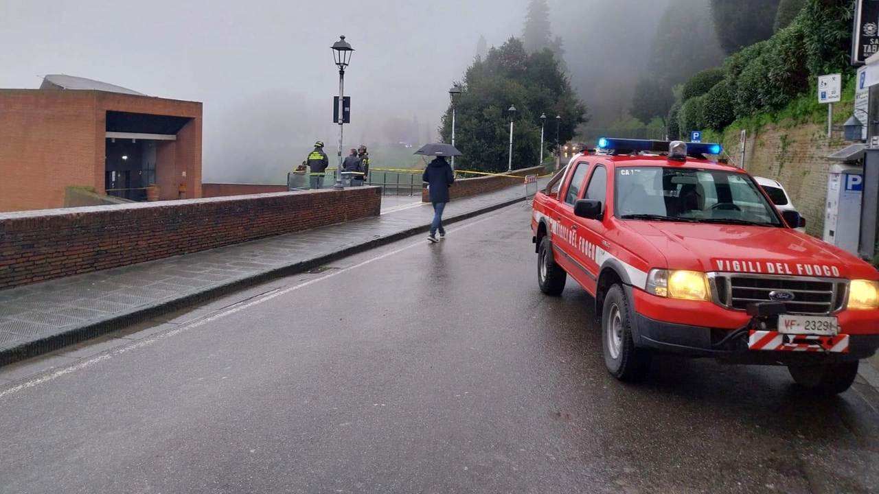 I vigili del fuoco dopo il sopralluogo hanno chiuso un tratto di corso Garibaldi I vigili del fuoco dopo il sopralluogo hanno chiuso un tratto di corso Garibaldi