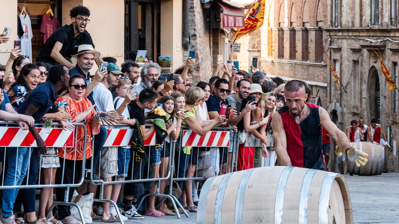 La Contrada di Voltaia si è aggiudicata il Bravìo delle Botti: un’immagine della corsa La Contrada di Voltaia si è aggiudicata il Bravìo delle Botti: un’immagine della corsa