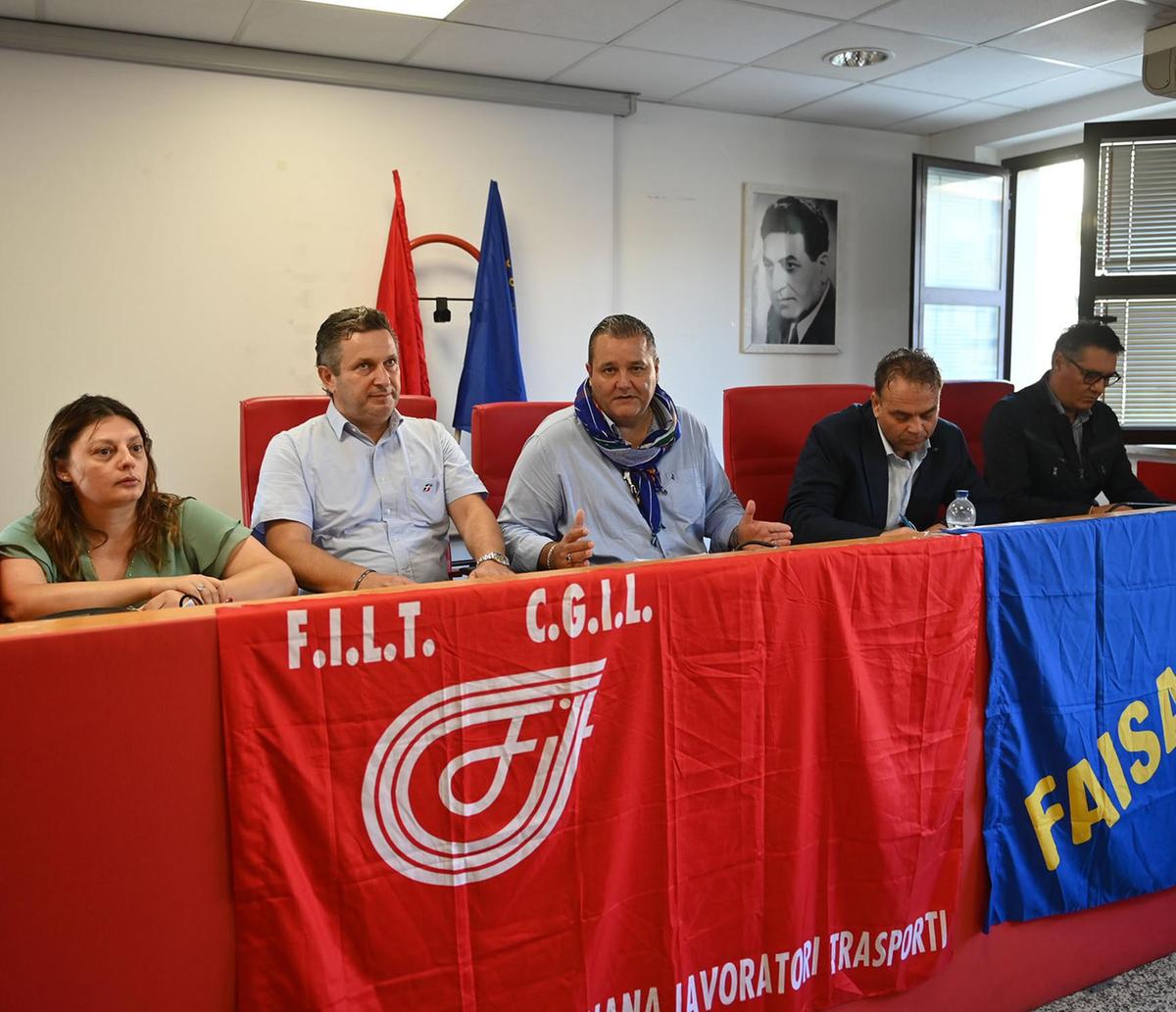 Bus, indetto lo sciopero. Ma fasce orarie garantite Bus, indetto lo sciopero. Ma fasce orarie garantite