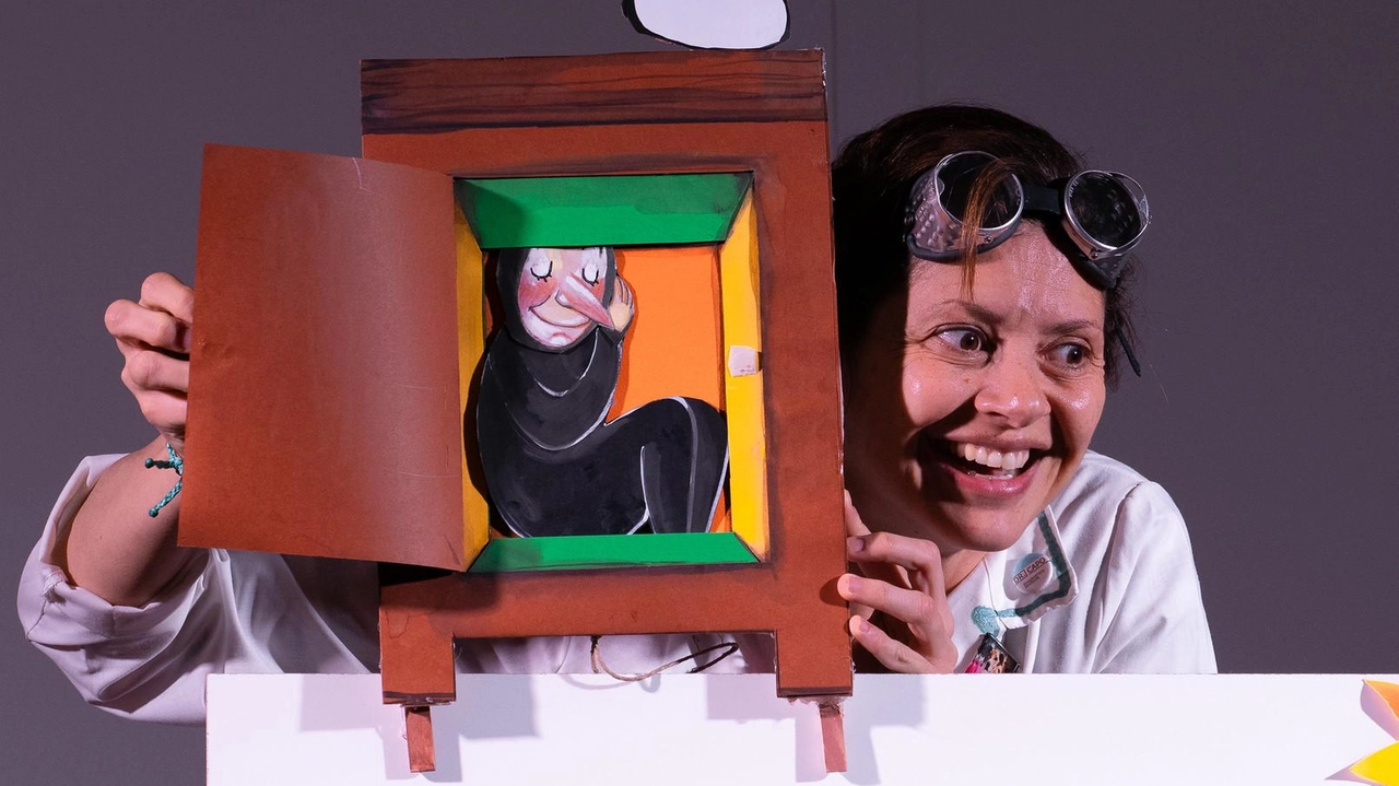 L’attrice Alice Bachi che interpreta “L’Omino dei sogni e l’Omino delle nuvole”, lo spettacolo al Minimal Teatro L’attrice Alice Bachi che interpreta “L’Omino dei sogni e l’Omino delle nuvole”, lo spettacolo al Minimal Teatro