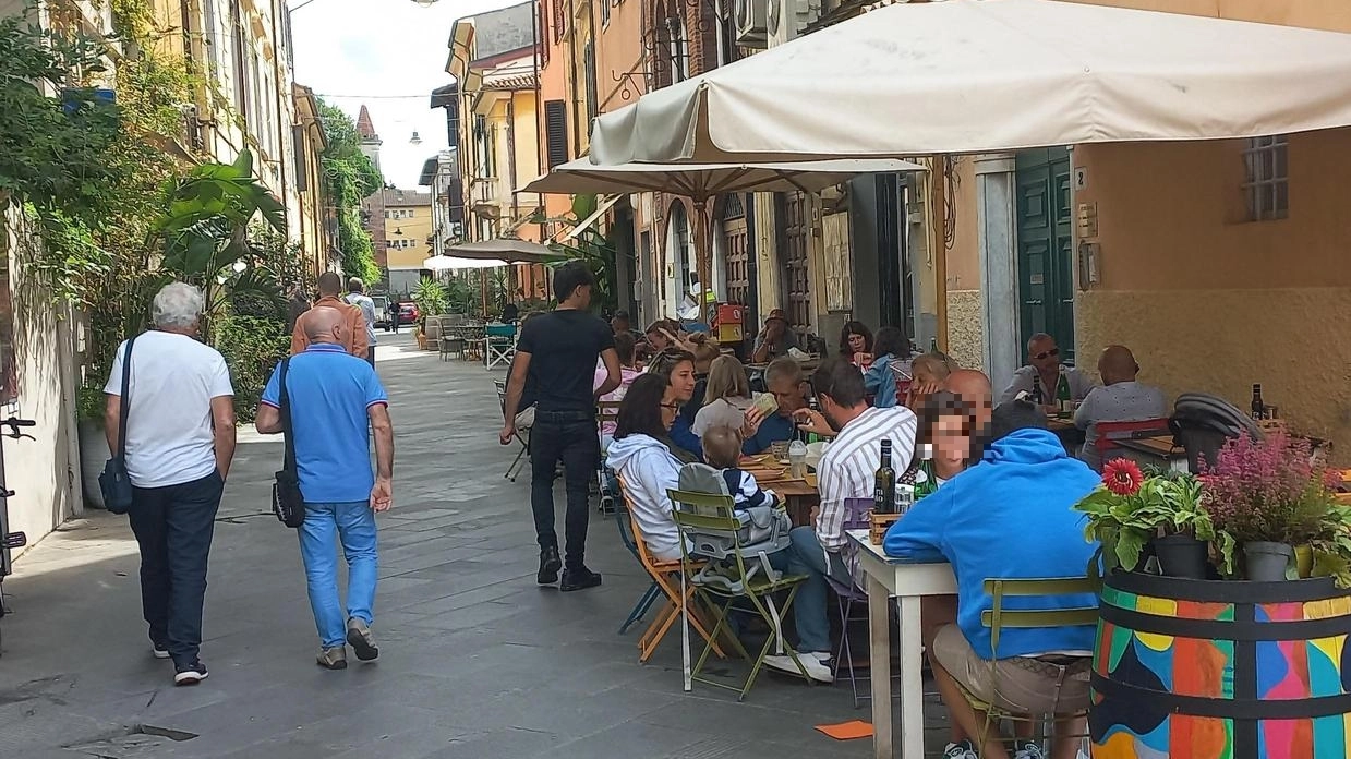 Una via del centro storico piena di clienti seduti ai tavolini dei ristoranti (foto repertorio) Una via del centro storico piena di clienti seduti ai tavolini dei ristoranti (foto repertorio)