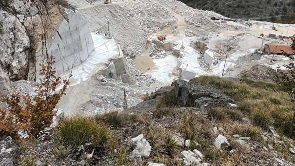 La cava di Castebaito Fratteta sulla vetta del monte Borla nel comune di Fivizzano dove è avvenuto il rogo La cava di Castebaito Fratteta sulla vetta del monte Borla nel comune di Fivizzano dove è avvenuto il rogo