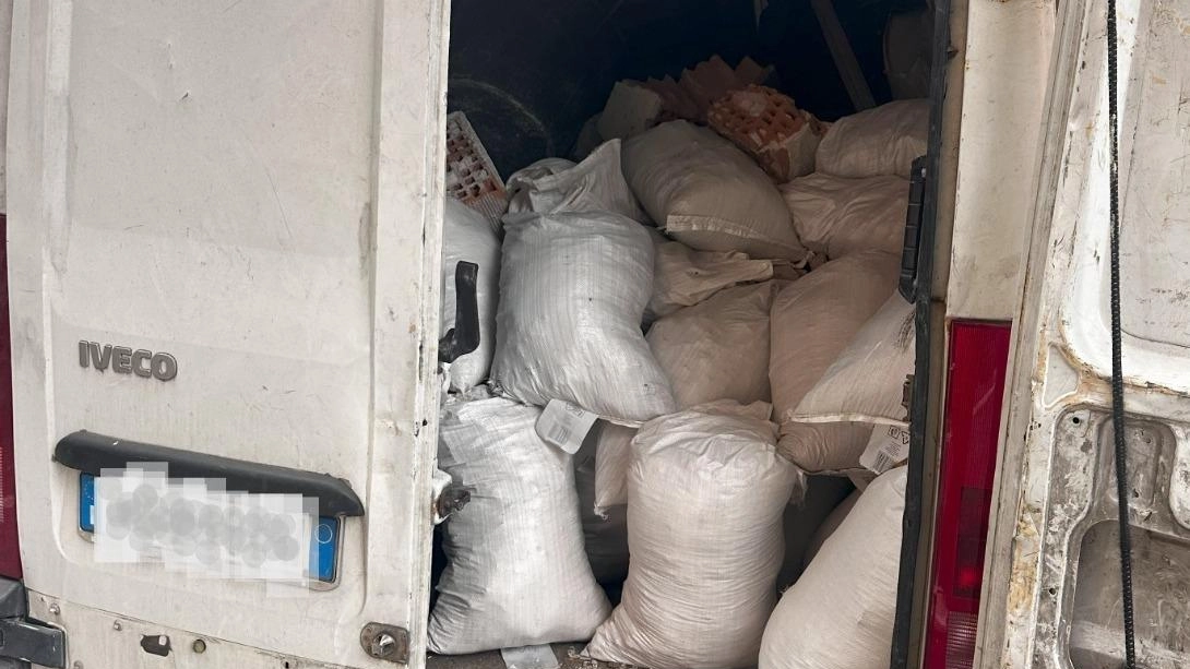 Gli agenti del Nucleo decoro e tutela ambientale della Polizia locale hanno sequestrato un autocarro per trasporto illegale di rifiuti... Gli agenti del Nucleo decoro e tutela ambientale della Polizia locale hanno sequestrato un autocarro per trasporto illegale di rifiuti...
