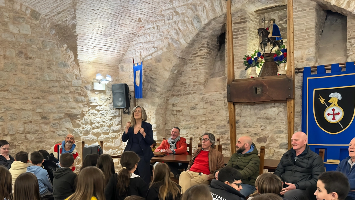 Uno degli incontri con i ragazzi delle scuole eugubine dedicato a storia e cultura della Festa dei Ceri Uno degli incontri con i ragazzi delle scuole eugubine dedicato a storia e cultura della Festa dei Ceri