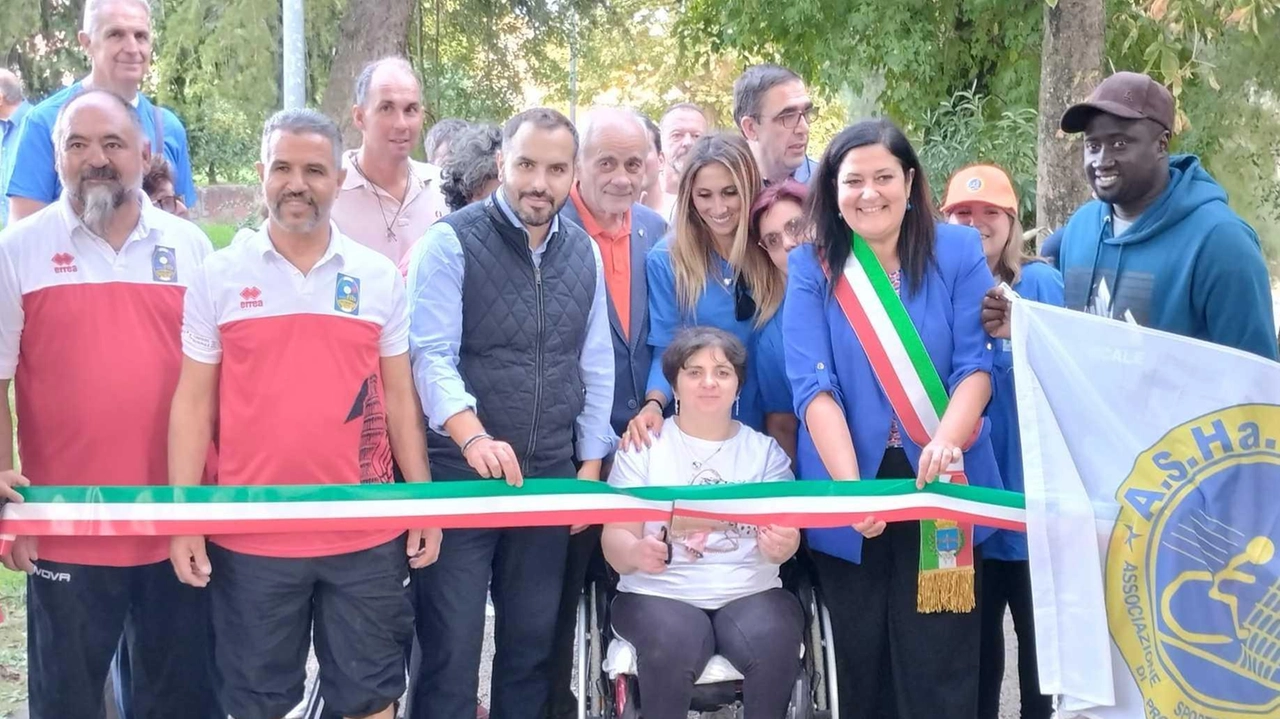 Il giardino Bella di Mai, nel centro di Pontedera, si arricchisce di una nuova struttura destinata all’attività sportiva e allo... Il giardino Bella di Mai, nel centro di Pontedera, si arricchisce di una nuova struttura destinata all’attività sportiva e allo...