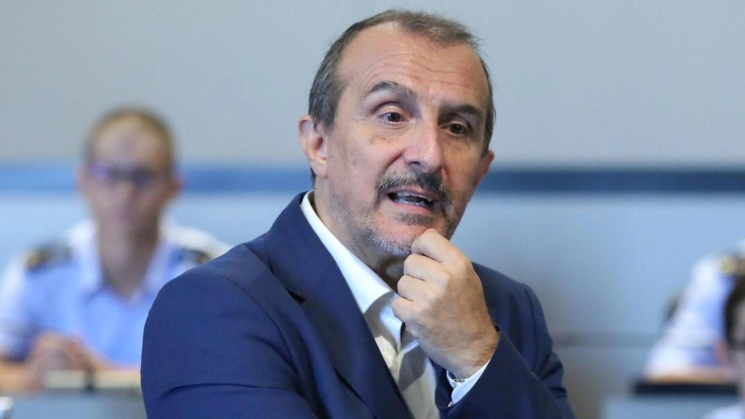 Milani: "Che senso avrebbe partecipare a undici commissioni? Interessano le indennità?". Ma la minoranza non molla. Locchi (Forza Italia): "Continuiamo a sbattare contro un muro". Milani: "Che senso avrebbe partecipare a undici commissioni? Interessano le indennità?". Ma la minoranza non molla. Locchi (Forza Italia): "Continuiamo a sbattare contro un muro".