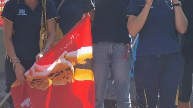 La protesta: "Ferie garantite dal sacrificio dei colleghi" .