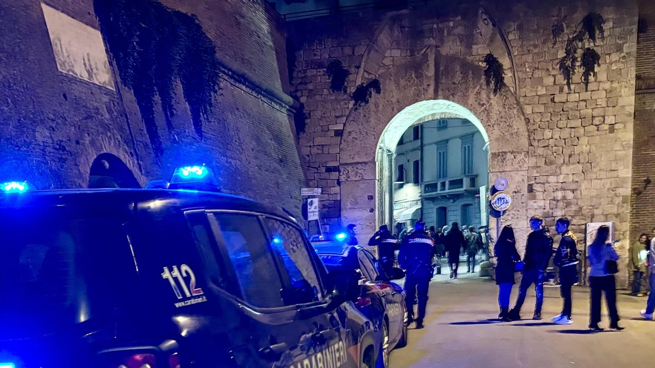 A Grosseto aumentano le aggressioni notturne nel centro storico. Ultimo episodio: uomo picchiato da gruppo di ragazzi senza motivo. Comune propone steward per garantire sicurezza.