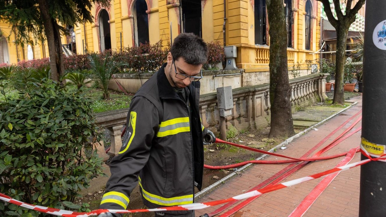 L’intervento dei vigili del fuoco sul luogo dell’incendio al Kursaal (Goiorani)
