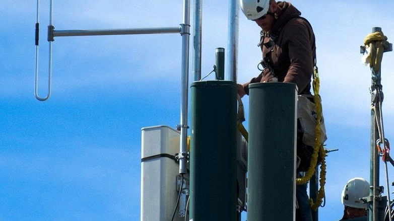 Un operatore si dedica a un’antenna in una fotografia di repertorio Un operatore si dedica a un’antenna in una fotografia di repertorio